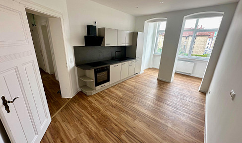 Lichtdurchflutete Altbauwohnung mit Einbauküche und Loggia - Erstbezug nach Sanierung