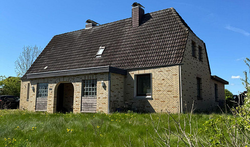 Renovated two-family house in a picturesque rural location, with a large plot of land.