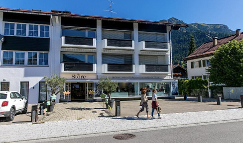 Attractive commercial space with a large storefront in Oberstdorf.