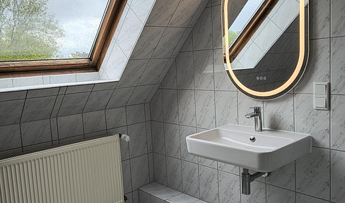 Lichtdurchflutete 2-Zi Dachgeschoßwohnung renoviert mit Gartennutzung in Satrup