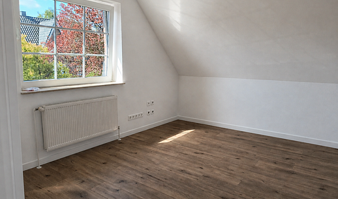 Renovated attic apartment with plenty of natural light and access to a garden, located in Satrup.