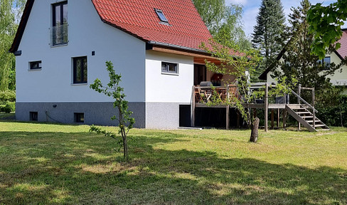 Haus und Bootshaus - Land- und Wasseridylle