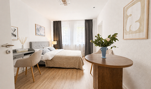 Located near Maxfeld and the City Park | Subway station right outside | 5 minutes to the main train station.