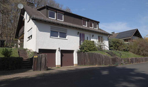 In Daun, freistehendes Zweifamilienhaus mit Doppelgarage und groβem Grundstück.