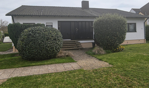 Well-maintained single-family bungalow-style house, located within the catchment area of Regensburg.