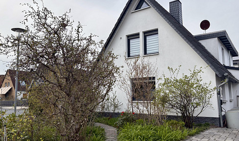 Energetisch saniertes Familienhaus mit separatem Studio, Naturgarten & Waldrandlage