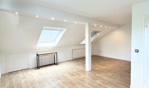 Cozy attic apartment with fitted kitchen, located in a quiet area.