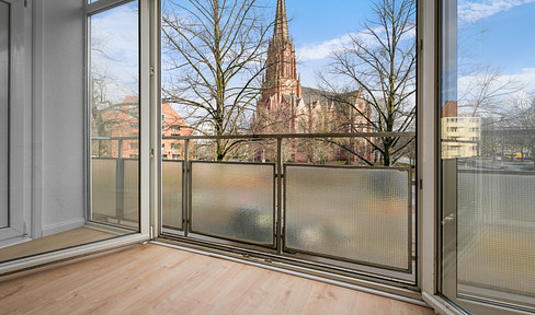 Renovated 1-room apartment with a new built-in kitchen.