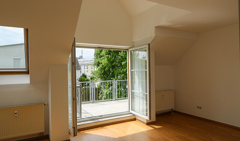 Charming maisonette apartment with a south-facing balcony, and parking spaces in the attic and basement, located in a quiet area.