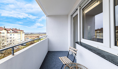 PROVISIONSFREI: Frisch renovierte Wohnung mit Aufzug, Balkon und traumhaftem Domblick. Sofort frei