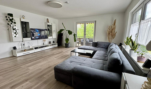 Spacious, nature-oriented, and charming apartment with 4 rooms, a balcony, and a view of greenery.