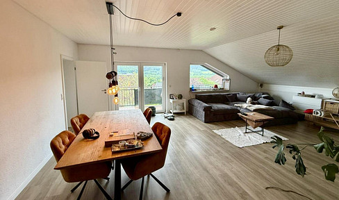 Gelnhausen: Spacious 4-room penthouse apartment with panoramic views, balcony, and garden.