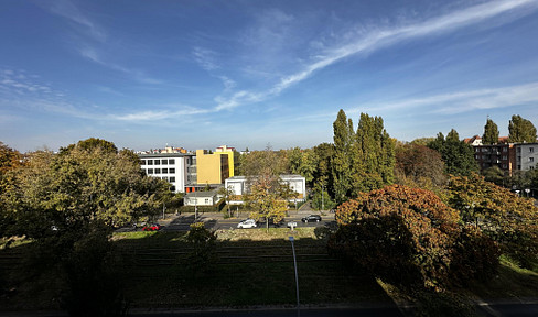 Available immediately: Renovated 3-room apartment in a historic building, located near Pankegrün park — no agency fees.