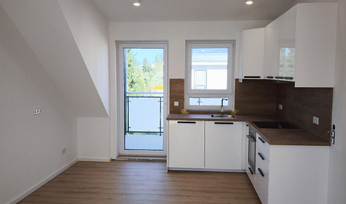 Hochwertige 2-Zi-DG-Wohnung mit Balkon & offenem Wohnbereich – Erstbezug / Privat