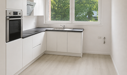 Newly renovated 3-room apartment on Spinnereistraße: new vinyl flooring, new fitted kitchen, new electrical wiring, balcony.