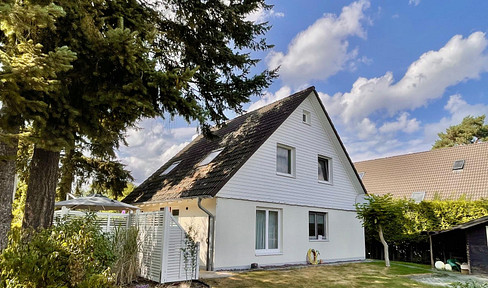 Detached house (shaped like a slice of cake) - located in a very quiet area, with friendly neighbors and good transport links.