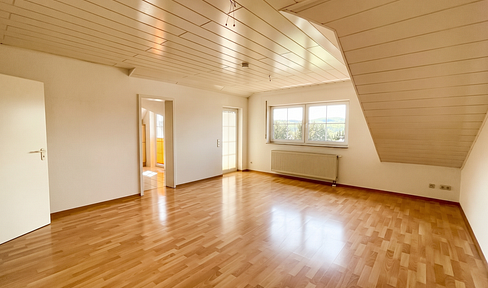 For sale by private owner: Bright, quiet apartment with a balcony, located on the top floor, featuring 3 rooms.