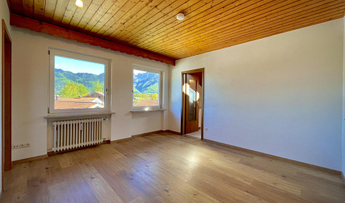 Ready to move in immediately! Quiet 2-room apartment with a garage in Grassau.