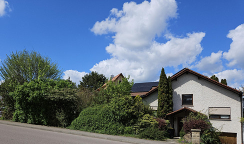Large semi-detached house with the characteristics of a single-family home, available for immediate occupancy.