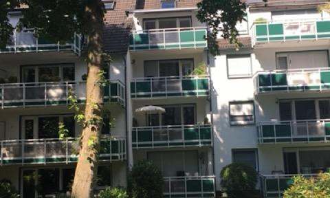 Live in the city, yet close to nature, in Bredeney: Bright maisonette apartment with 2 bathrooms, a balcony, and underground parking.