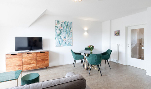 Hofgartennähe #5: Beautiful 2-room apartment, furnished, with balcony, fitted kitchen, and shower bathroom.