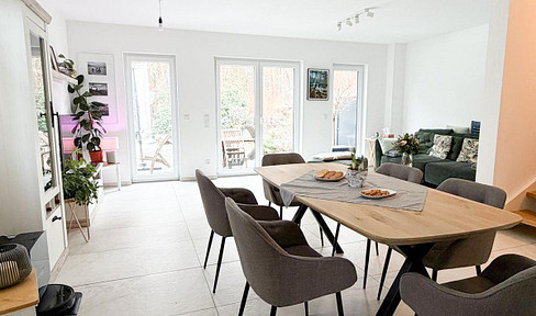 Spandau, waterfront location - Terraced house with a large garden.