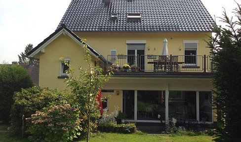 Haus-im-Haus-Gefühl: 6-Zimmer-Wohnung mit Dachterrasse & 600qm Privatgarten