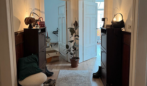 Bright 3-room apartment with sunrooms, in a prime location – available immediately.