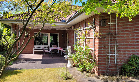Charming corner bungalow with a large plot of land.