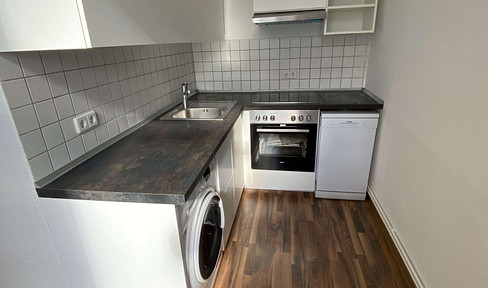 Beautifully furnished 2-room apartment, renovated with fitted kitchen.