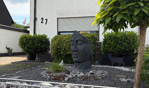 FEE-FREE | Modern apartment with roof terrace, garden, and garage, located in a quiet area of Essen-Frintrop.