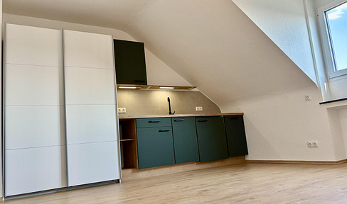 Ruhiges Rückzugs-Apartment im Dachgeschoss – frisch saniert & stilvoll eingerichtet