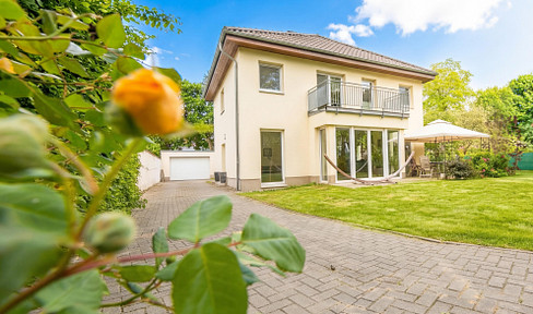 Exclusive architect-designed city villa, prime location in Teltow-Seehof. KfW40 energy-efficient house, commission-free.