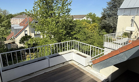 Modern maisonette apartment with a west-facing balcony, 2 bathrooms, and an underground parking space, located in a central area.