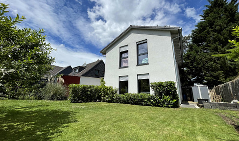 Detached, KfW-40 certified single-family house with a garden (no commission).