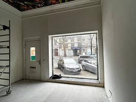 Completely renovated commercial space, approximately 50 square meters, suitable for an office, beauty salon, or nail salon.