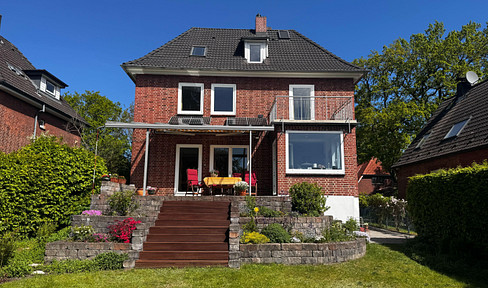 Spacious detached house with a garden, heat pump, and space for a home office, located in Hamburg-Langenhorn.