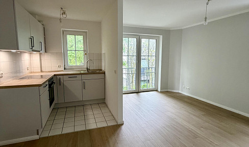 Newly renovated 1.5-room apartment with underground parking garage, located in the central area of Wedel.
