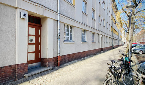 Bright 2-room apartment on the 2nd floor in Berlin-Wedding, offered privately.