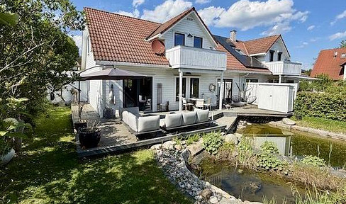 Charmantes norwegisches Holzhaus mit Schwimmteich und traumhaftem Naturgarten