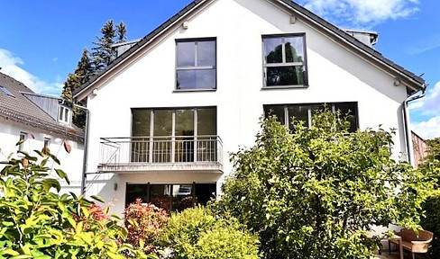 Attraktive lichtdurchflutete Doppelhaushälfte in zentraler Lage