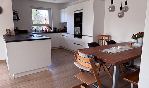 Vertragsfreie 4-Zimmer-Neubauwohnung mit TG-Stellplatz und großem Balkon in ruhiger Lage