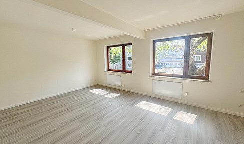 Renovated apartment with balcony - First occupancy after renovation.