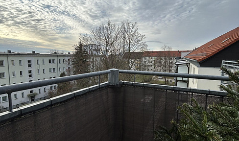 Family-friendly 4-room apartment with balcony, fitted kitchen, and a quiet location.