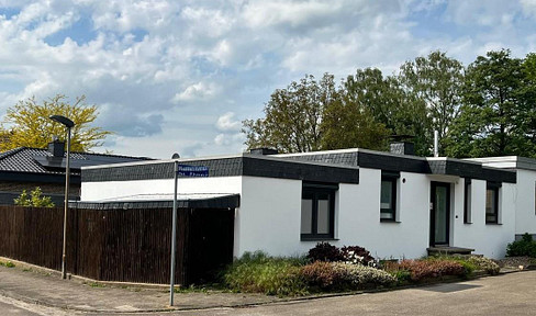 *New Price* Renovated bungalow - A spacious haven for comfort - No commission fees!!!