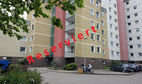 We are selling a 2-room apartment in Stöcken, located on the ground floor.