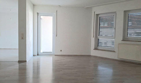 Zentrale 3,5 Zimmer Wohnung mit Balkon, Büro und Tiefgarage