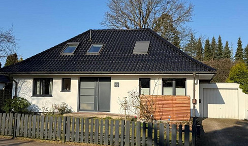 Modern single-family house located directly next to a nature reserve.