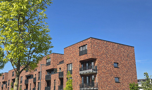 Sunny penthouse apartment for sale in Hamburg, Neugraben-Fischbek, near the Elbe River.