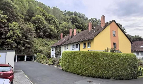 Well-maintained semi-detached house in a row, located on the quiet outskirts of the city, yet still centrally located.